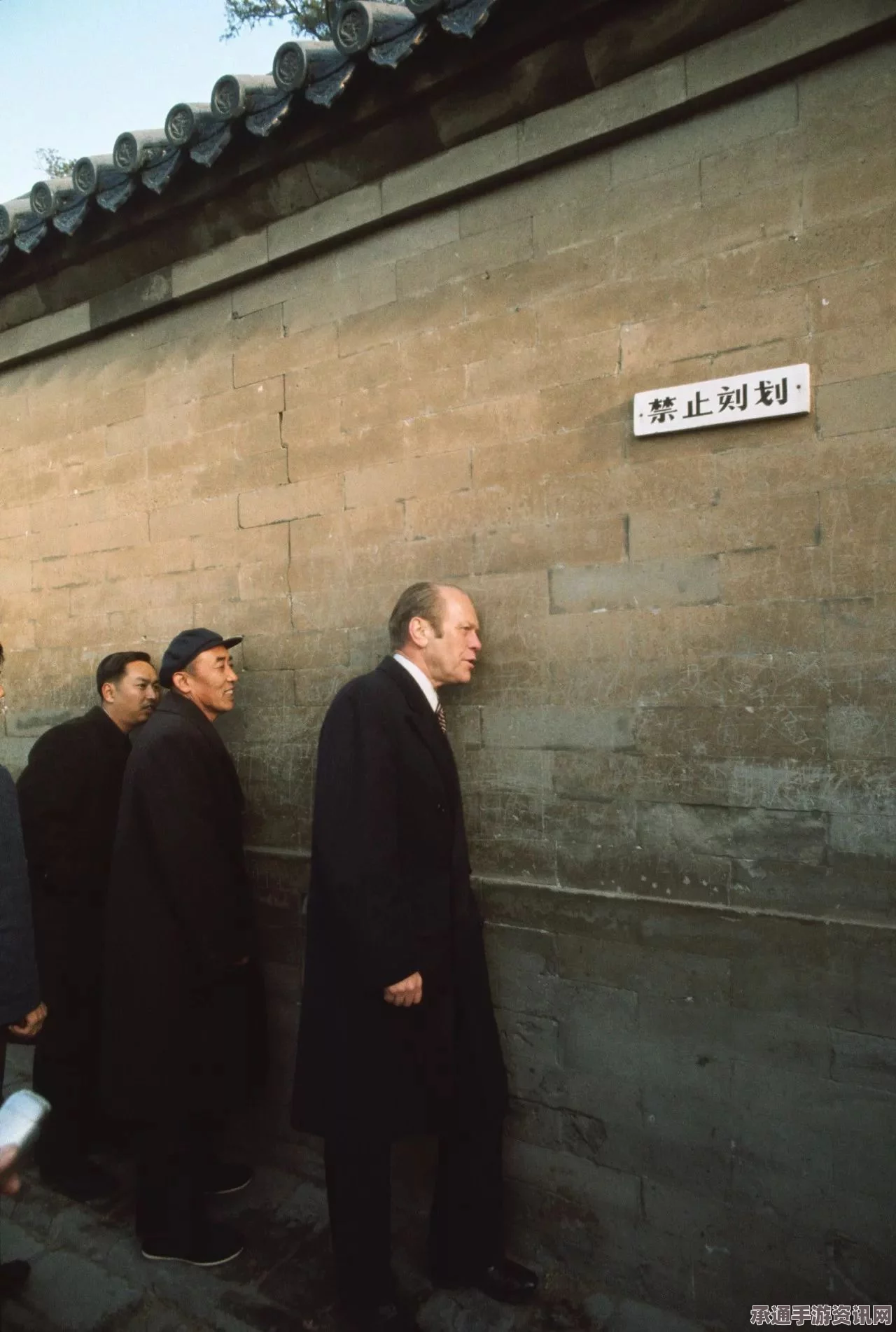 美退休外交官赠中国驻美使馆珍贵老照片，背后的故事与摄影技巧分享