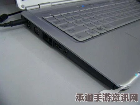 古希腊石雕中的神秘现代元素，笔记本电脑与侧面插口揭秘