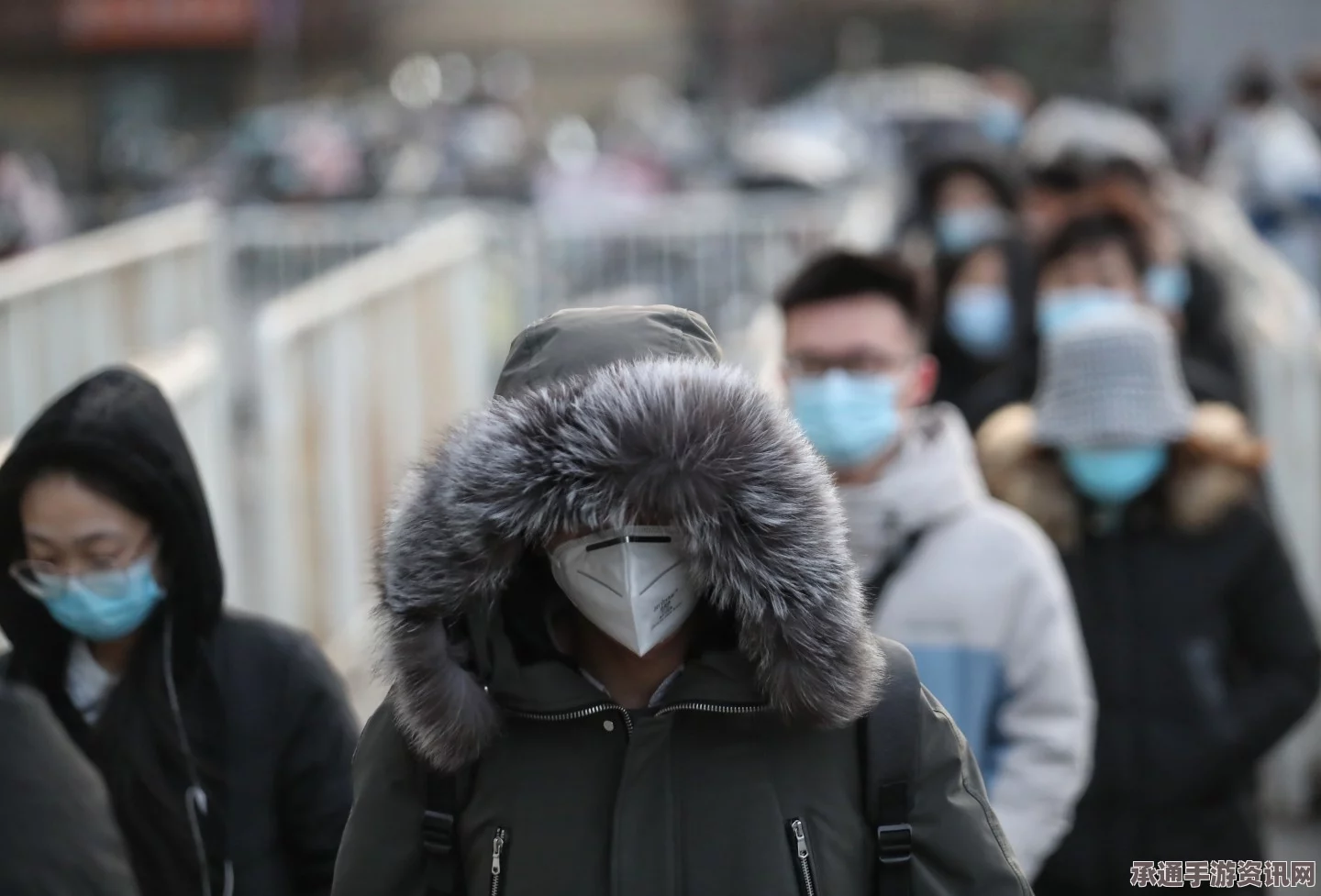 北京春节遭遇三十年罕见寒冷天气，居民应对策略报道分析