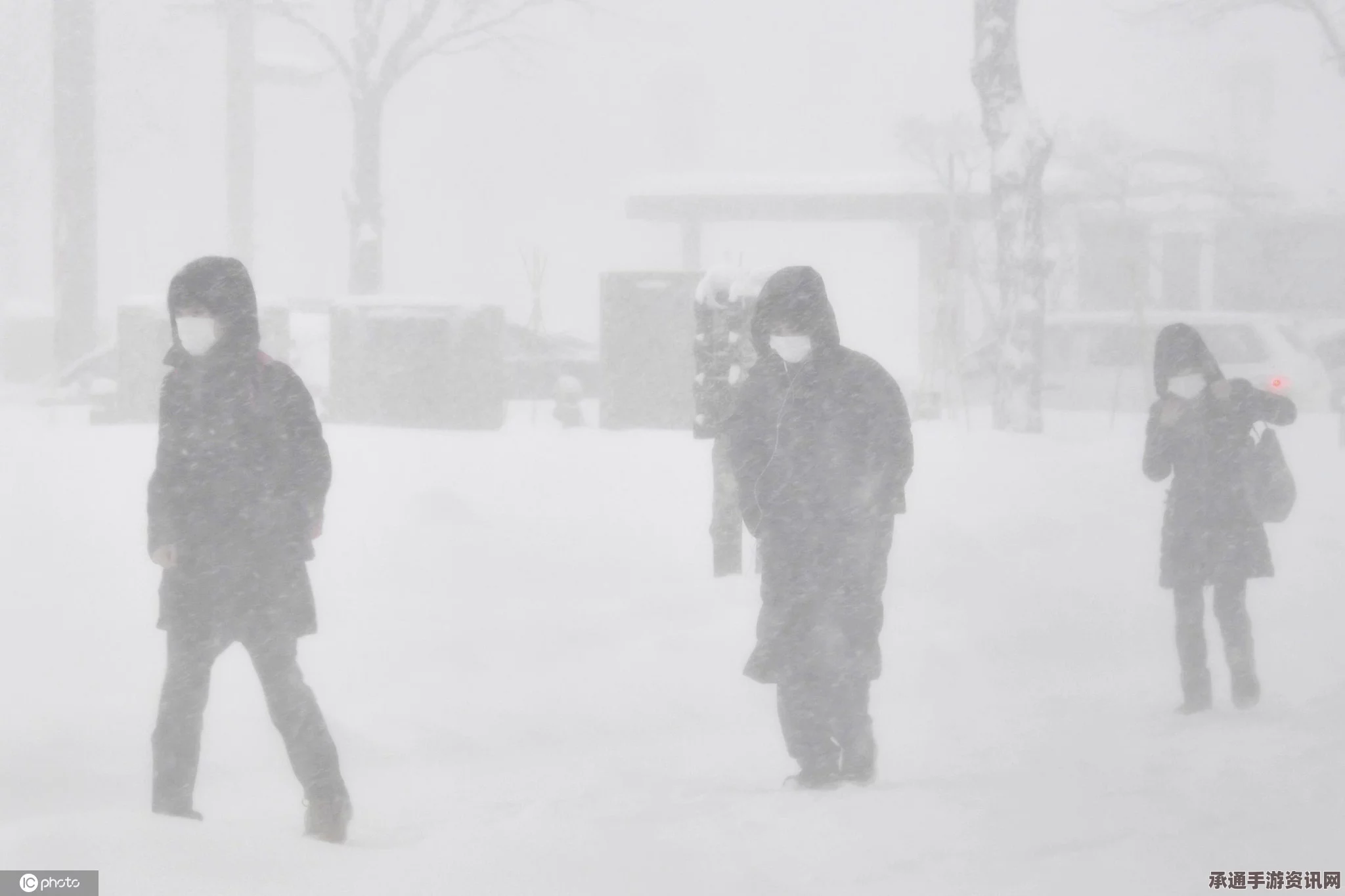 日本遭遇罕见暴风雪袭击，北海道一居民不幸身亡—应对极端天气的技巧方法