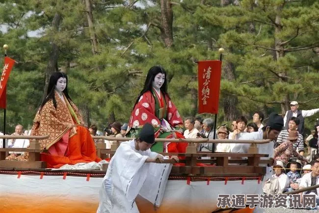 日本成人祭典的独特风情，赤身抬神龛入海的盛大仪式揭秘（组图展示）