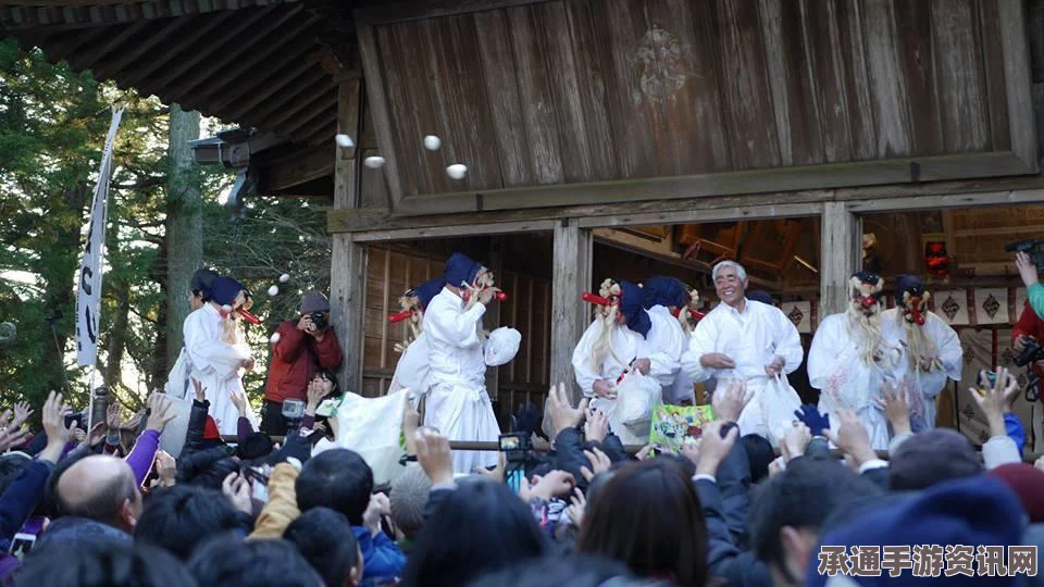日本成人祭典的独特风情，赤身抬神龛入海的盛大仪式（组图）
