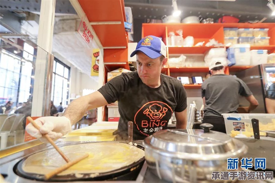 美国男子在纽约时代广场展示煎饼技艺，流利中文背后的故事与技巧方法
