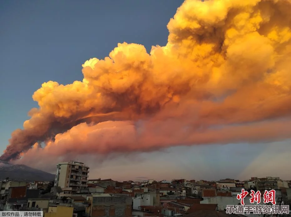埃特纳火山喷发壮观瞬间，烟柱直冲天际，自然之力的壮丽画面捕捉之旅